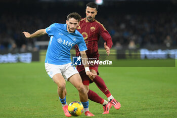 2024-11-24 - Khvicha Kvaratskhelia of SSC Napoli competes for the ball with Zeki Celik of AS Roma during the Serie A Enilive between SSC Napoli vs AS Roma at Diego Armando Maradona Stadium - SSC NAPOLI VS AS ROMA - ITALIAN SERIE A - SOCCER