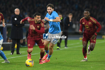 2024-11-24 - Khvicha Kvaratskhelia of SSC Napoli competes for the ball with Zeki Celik of AS Roma during the Serie A Enilive between SSC Napoli vs AS Roma at Diego Armando Maradona Stadium - SSC NAPOLI VS AS ROMA - ITALIAN SERIE A - SOCCER