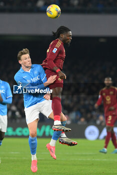 2024-11-24 - Scott McTominay of SSC Napoli competes for the ball with Manu Kone of AS Roma during the Serie A Enilive between SSC Napoli vs AS Roma at Diego Armando Maradona Stadium - SSC NAPOLI VS AS ROMA - ITALIAN SERIE A - SOCCER