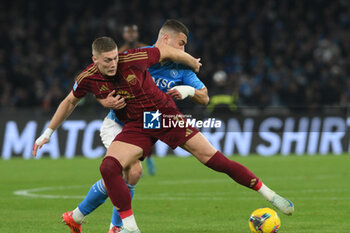 2024-11-24 - Artem Dovbyk of AS Roma competes for the ball with Alessandro Buongiorno of SSC Napoli during the Serie A Enilive between SSC Napoli vs AS Roma at Diego Armando Maradona Stadium - SSC NAPOLI VS AS ROMA - ITALIAN SERIE A - SOCCER