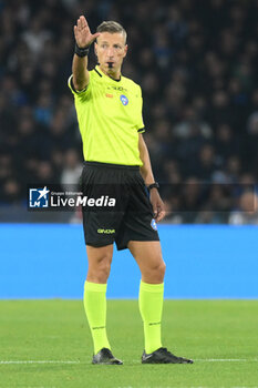 2024-11-24 - Davide Massa the referee gestures during the Serie A Enilive between SSC Napoli vs AS Roma at Diego Armando Maradona Stadium - SSC NAPOLI VS AS ROMA - ITALIAN SERIE A - SOCCER