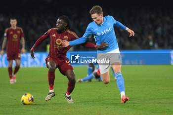 2024-11-24 - Manu Kone of AS Roma competes for the ball with Scott McTominay of SSC Napoli during the Serie A Enilive between SSC Napoli vs AS Roma at Diego Armando Maradona Stadium - SSC NAPOLI VS AS ROMA - ITALIAN SERIE A - SOCCER