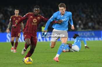 2024-11-24 - Manu Kone of AS Roma competes for the ball with Scott McTominay of SSC Napoli during the Serie A Enilive between SSC Napoli vs AS Roma at Diego Armando Maradona Stadium - SSC NAPOLI VS AS ROMA - ITALIAN SERIE A - SOCCER