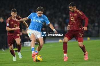 2024-11-24 - Khvicha Kvaratskhelia of SSC Napoli competes for the ball with Stephan El Shaarawy of AS Roma during the Serie A Enilive between SSC Napoli vs AS Roma at Diego Armando Maradona Stadium - SSC NAPOLI VS AS ROMA - ITALIAN SERIE A - SOCCER