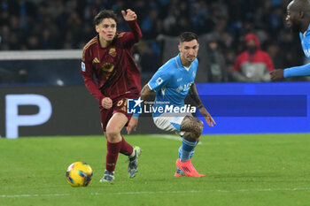 2024-11-24 - Niccolo Pisilli of AS Roma competes for the ball with Matteo Politano of SSC Napoli during the Serie A Enilive between SSC Napoli vs AS Roma at Diego Armando Maradona Stadium - SSC NAPOLI VS AS ROMA - ITALIAN SERIE A - SOCCER