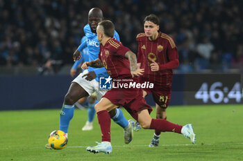 2024-11-24 - Romelu Lukaku of SSC Napoli competes for the ball with Evan Ndicka of AS Roma during the Serie A Enilive between SSC Napoli vs AS Roma at Diego Armando Maradona Stadium - SSC NAPOLI VS AS ROMA - ITALIAN SERIE A - SOCCER