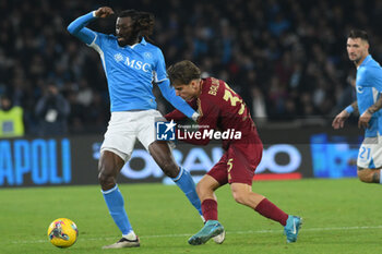 2024-11-24 - Andre Frank Zambo Anguissa of SSC Napoli competes for the ball with Tommaso Baldanzi of AS Roma during the Serie A Enilive between SSC Napoli vs AS Roma at Diego Armando Maradona Stadium - SSC NAPOLI VS AS ROMA - ITALIAN SERIE A - SOCCER