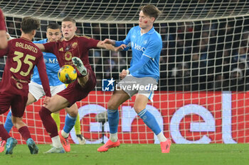 2024-11-24 - Artem Dovbyk of AS Roma competes for the ball with Scott McTominay of SSC Napoli during the Serie A Enilive between SSC Napoli vs AS Roma at Diego Armando Maradona Stadium - SSC NAPOLI VS AS ROMA - ITALIAN SERIE A - SOCCER