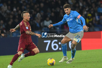 2024-11-24 - Giovanni Di Lorenzo of SSC Napoli competes for the ball with Angelino of AS Roma during the Serie A Enilive between SSC Napoli vs AS Roma at Diego Armando Maradona Stadium - SSC NAPOLI VS AS ROMA - ITALIAN SERIE A - SOCCER