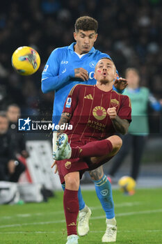 2024-11-24 - Angelino of AS Roma competes for the ball with Giovanni Di Lorenzo of SSC Napoli during the Serie A Enilive between SSC Napoli vs AS Roma at Diego Armando Maradona Stadium - SSC NAPOLI VS AS ROMA - ITALIAN SERIE A - SOCCER