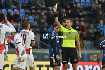 2024-01-13 - The referee Luca Zufferli shows yellow card to Filippo Romagna (Reggiana) - PISA SC VS AC REGGIANA - ITALIAN SERIE B - SOCCER