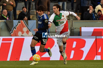 2024-01-13 - Tommaso Barbieri (Pisa) thwarted by Filippo Melegoni (Reggiana) - PISA SC VS AC REGGIANA - ITALIAN SERIE B - SOCCER