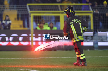 2024-01-20 - A fireman during the Serie BKT match between Lecco and Pisa at Stadio Mario Rigamonti-Mario Ceppi on January 20, 2024 in Lecco, Italy.
(Photo by Matteo Bonacina/LiveMedia) - LECCO 1912 VS AC PISA - ITALIAN SERIE B - SOCCER