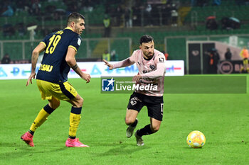 2024-01-20 - Federico Di Francesco (Palermo F.C.) in action against Giovanni Zaro (Modena F.C) during the Italian Serie BKT match between Palermo F.C. vs Modena F.C. 2018 on 20 January 2024 at the Renzo Barbera stadium in Palermo, Italy - PALERMO FC VS MODENA FC - ITALIAN SERIE B - SOCCER