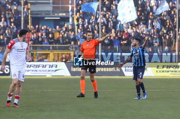 2024-02-03 - Luca Zufferli of Udine, referee, and Giovanni Crociata (Lecco) during the Serie BKT match between Lecco and Cremonese at Stadio Mario Rigamonti-Mario Ceppi on February 3, 2024 in Lecco, Italy.
(Photo by Matteo Bonacina/LiveMedia) - LECCO 1912 VS US CREMONESE - ITALIAN SERIE B - SOCCER
