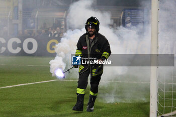 2024-02-03 - A fireman during the Serie BKT match between Lecco and Cremonese at Stadio Mario Rigamonti-Mario Ceppi on February 3, 2024 in Lecco, Italy.
(Photo by Matteo Bonacina/LiveMedia) - LECCO 1912 VS US CREMONESE - ITALIAN SERIE B - SOCCER