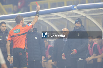 2024-02-03 - Luca Zufferli of Udine, referee, shows a red card to Alessio Locatelli (Lecco) during the Serie BKT match between Lecco and Cremonese at Stadio Mario Rigamonti-Mario Ceppi on February 3, 2024 in Lecco, Italy.
(Photo by Matteo Bonacina/LiveMedia) - LECCO 1912 VS US CREMONESE - ITALIAN SERIE B - SOCCER