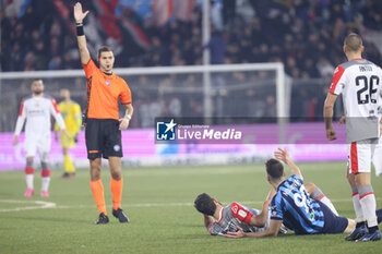 2024-02-03 - Luca Zufferli of Udine, referee, Andrija Novakovich (Lecco) and Matteo Bianchetti (Cremonese) during the Serie BKT match between Lecco and Cremonese at Stadio Mario Rigamonti-Mario Ceppi on February 3, 2024 in Lecco, Italy.
(Photo by Matteo Bonacina/LiveMedia) - LECCO 1912 VS US CREMONESE - ITALIAN SERIE B - SOCCER