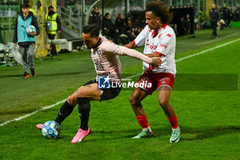 2024-02-02 - Roberto Insigne (Palermo F.C.) in action against Mehdi Dorval (S.S.C. Bari) during the Italian Serie BKT match between Palermo F.C. vs S.S.C. Bari on 1st February 2024 at the Renzo Barbera stadium in Palermo, Italy - PALERMO FC VS SSC BARI - ITALIAN SERIE B - SOCCER