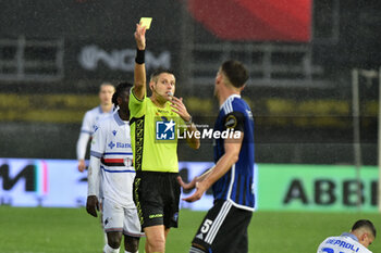2024-02-10 - The referee Niccolo' Baroni shows yellow card to Simone Canestrelli (Pisa) - PISA SC VS UC SAMPDORIA - ITALIAN SERIE B - SOCCER