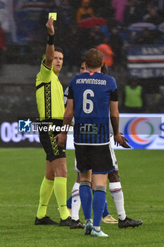 2024-02-10 - The referee Niccolo' Baroni shows yellow card to Hjortur Hermannsson (Pisa) - PISA SC VS UC SAMPDORIA - ITALIAN SERIE B - SOCCER