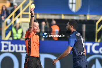 2024-02-17 - The referee Ivano Pezzuto shows yellow card to Gabriel Andre Charpentier (Parma) - PARMA CALCIO VS AC PISA - ITALIAN SERIE B - SOCCER