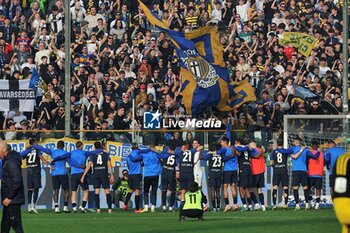 2024-02-17 - Players of Parma celebrate with their fans at the end of the match - PARMA CALCIO VS AC PISA - ITALIAN SERIE B - SOCCER
