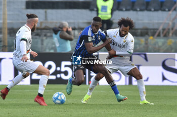2024-02-24 - Idrissa Toure' (Pisa) Gianluca Busio (Venezia) - PISA SC VS VENEZIA FC - ITALIAN SERIE B - SOCCER