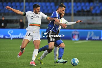 2024-02-24 - Antonio Caracciolo (Pisa) thwarted by Mikael Egill Ellertsson (Venezia) - PISA SC VS VENEZIA FC - ITALIAN SERIE B - SOCCER