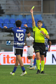 2024-02-24 - The referee Francesco Cosso shows yellow card to Tommaso Barbieri (Pisa) - PISA SC VS VENEZIA FC - ITALIAN SERIE B - SOCCER