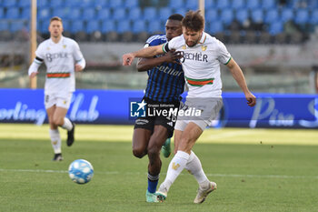 2024-02-24 - Marin Sverko (Venezia) thwarted by Idrissa Toure' (Pisa) - PISA SC VS VENEZIA FC - ITALIAN SERIE B - SOCCER