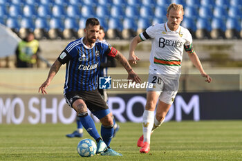 2024-02-24 - Antonio Caracciolo (Pisa) thwarted by Joel Julius Pohjanpalo (Venezia) - PISA SC VS VENEZIA FC - ITALIAN SERIE B - SOCCER