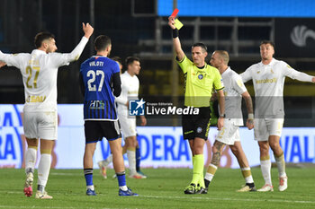 2024-02-28 - The referee Daniele Minelli shows red card to Mattia Valoti (Pisa) - PISA SC VS MODENA FC - ITALIAN SERIE B - SOCCER