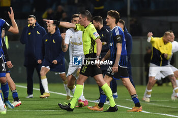 2024-02-28 - The referee Daniele Minelli idates the goal of 1-2 after var check - PISA SC VS MODENA FC - ITALIAN SERIE B - SOCCER