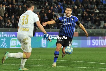2024-02-28 - Miguel Luis Pinto Veloso (Pisa) thwarted by Cristian Cauz (Modena) - PISA SC VS MODENA FC - ITALIAN SERIE B - SOCCER