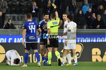 2024-02-28 - The referee Daniele Minelli shows yellow card to Mattia Valoti (Pisa) - PISA SC VS MODENA FC - ITALIAN SERIE B - SOCCER
