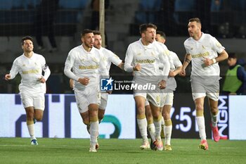 2024-02-28 - Fabio Abiuso (Modena) celebrates with his teammates - PISA SC VS MODENA FC - ITALIAN SERIE B - SOCCER