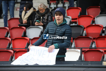 2024-03-02 - Young fan with a banner for Gabriel Lunetta (Lecco) (Lecco) during the Serie BKT match between Sudtirol and Lecco at Stadio Druso on March 2, 2024 in Bolzano, Italy.
(Photo by Matteo Bonacina/LiveMedia) - FC SüDTIROL VS LECCO 1912 - ITALIAN SERIE B - SOCCER