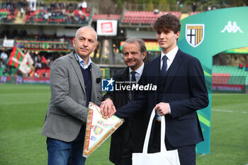 2024-03-02 - exchange of gifts with the president Nicola Guida (Ternana)
during the Italian Serie BKT match between Ternana vs Parma on 2 March 2024 at the Liberati stadium in Terni Italy
(Photo by Luca Marchetti/LiveMedia)
 - TERNANA CALCIO VS PARMA CALCIO - ITALIAN SERIE B - SOCCER
