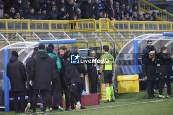 2024-03-10 - Ivano Pezzuto of Lecce, referee, checks the Var during the Serie BKT match between Lecco and Palermo at Stadio Mario Rigamonti-Mario Ceppi on March 10, 2024 in Lecco, Italy.
(Photo by Matteo Bonacina/LiveMedia) - LECCO 1912 VS PALERMO FC - ITALIAN SERIE B - SOCCER