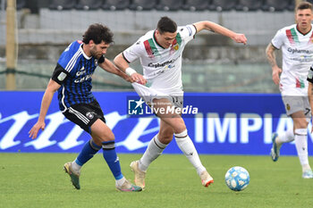 2024-03-09 - Arturo Calabresi (Pisa)l and Andrea Favilli (Ternana) fight for the ball - PISA SC VS TERNANA CALCIO - ITALIAN SERIE B - SOCCER
