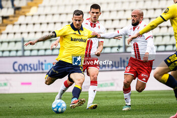2024-04-01 - Jacopo Manconi (Modena) and Ahmed Benali (Bari) - MODENA FC VS SSC BARI - ITALIAN SERIE B - SOCCER