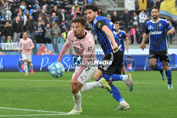 2024-04-01 - Federico Di Francesco (Palermo) thwarted by Arturo Calabresi (Pisa) - PISA SC VS PALERMO FC - ITALIAN SERIE B - SOCCER