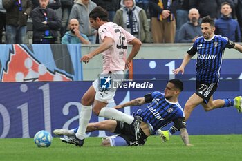 2024-04-01 - Pietro Ceccaroni (Palermo) thwarted by Marius Marin (Pisa) - PISA SC VS PALERMO FC - ITALIAN SERIE B - SOCCER