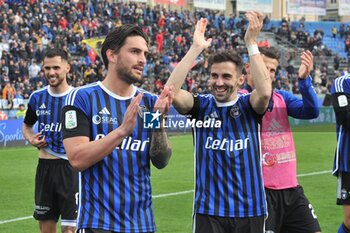 2024-04-01 - Ernesto Torregrossa (Pisa) and Marco D'Alessandro (Pisa) celebrate at the end of the match - PISA SC VS PALERMO FC - ITALIAN SERIE B - SOCCER