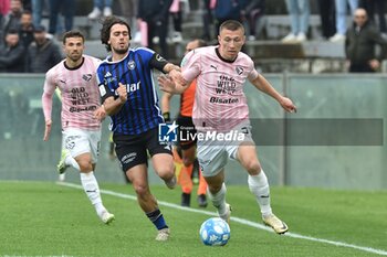 2024-04-01 - Kristoffer Lund Hansen (Palermo) thwarted by Tomas Esteves (Pisa) - PISA SC VS PALERMO FC - ITALIAN SERIE B - SOCCER