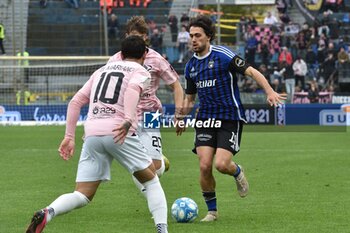 2024-04-01 - Tomas Esteves (Pisa) thwarted by Aljosa Vasic (Palermo) and Francesco Di Mariano (Palermo) - PISA SC VS PALERMO FC - ITALIAN SERIE B - SOCCER