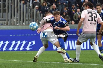 2024-04-01 - Nicholas Bonfanti (Pisa) thwarted by Kristoffer Lund Hansen (Palermo) - PISA SC VS PALERMO FC - ITALIAN SERIE B - SOCCER