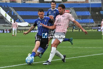 2024-04-01 - Pietro Ceccaroni (Palermo) thwarted by Marius Marin (Pisa) - PISA SC VS PALERMO FC - ITALIAN SERIE B - SOCCER