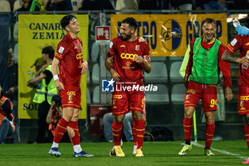 2024-04-12 - Pietro Iemmello (Catanzaro) celebrates after scoring the gol of 0-1 - MODENA FC VS US CATANZARO - ITALIAN SERIE B - SOCCER